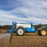 Purkštuvas su 4000 – 6500 litrų talpos rezervuaru, kuriuo galima pasiekti didelį dienos našumą