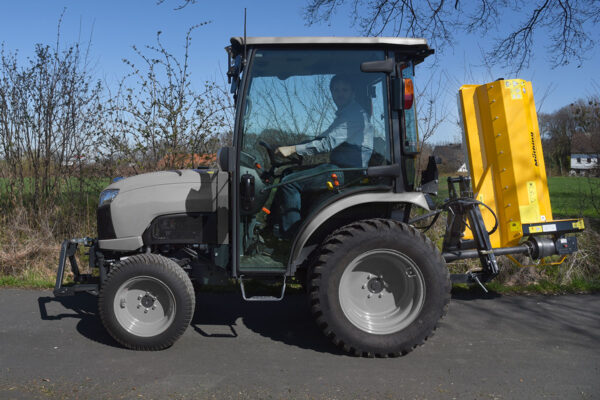 Diseño compacto que permite mantener el centro de gravedad cerca del tractor.