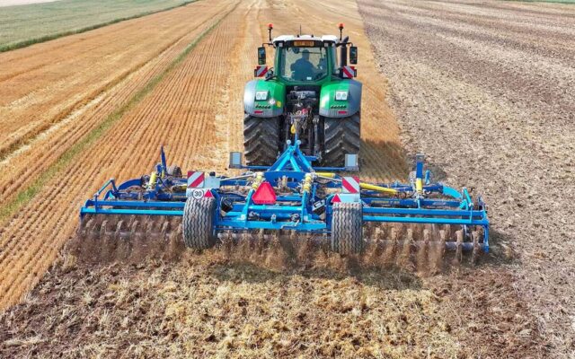 Labranza del suelo hasta una profundidad de trabajo de 16 cm, con incorporación intensiva de residuos vegetales y la posibilidad de utilizar equipos de preparación del suelo delanteros