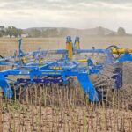 Dvi eilės peilinių volų intensyviai ardo dirvos paviršių