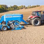 La grande capacité de la trémie à graines vous permet de semer une grande surface sans remplir le semoir.