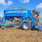 The large hopper capacity allows you to sow a large area without filling the drill.
