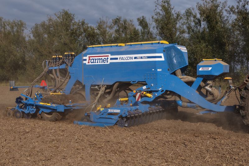 Falcon Pro modeliai su dviguba diskinio skutiko dirbimo sekcija, minimalaus dirbimo sėjos technologijai taikyti.