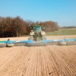 Užtikrina tolygesnį sėklų sudygimą ir spartesnį augalų vegetacijos pradžios vystymąsi