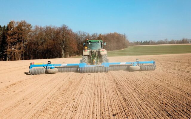 Užtikrina tolygesnį sėklų sudygimą ir spartesnį augalų vegetacijos pradžios vystymąsi