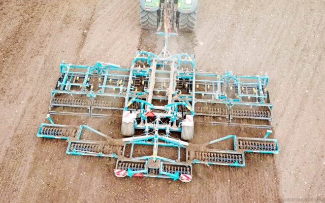 Papildomi Crosskill trupinimo volai, agreguojami prie sėklų guolio kombinatoriaus Kompaktomat galinės tritaškės pakabos