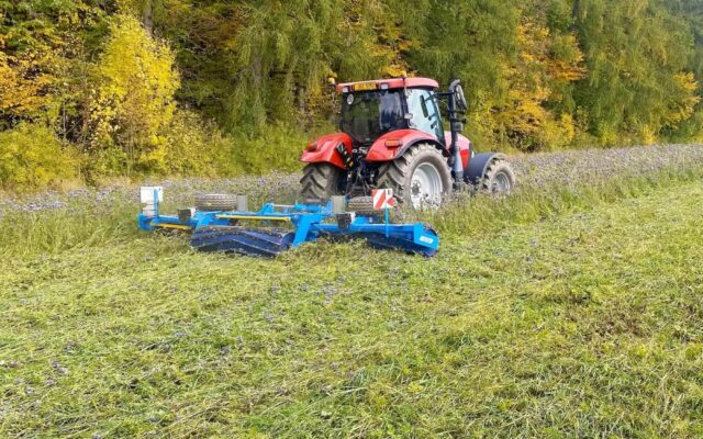 6–9 m darbinio pločio Farmet SingleCut peiliniai volai skirti efektyviam tarpinių augalų apvertimui ir pjovimui