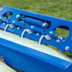 Aštuoni griebtuvai įsikimba į ritinį