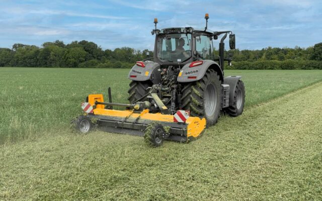 „Shark fin“ smulkinimo juosta su „ryklio pelekais“ užtikrina optimalų medžiagos srautą ir puikius mulčiavimo rezultatus