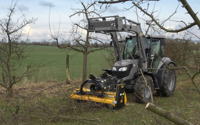 Kompaktiška konstrukcija ir žemas svorio centras užtikrina saugų darbą šlaituose.