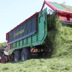 Nuolatinis ir greitas medžiagos srautas su Strautmann rinktuvine priekaba užtikrina sklandų darbą