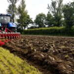 Sekla aršana 8-20 cm dziļumā nodrošina optimālu lielu augu atlieku pārklājumu.