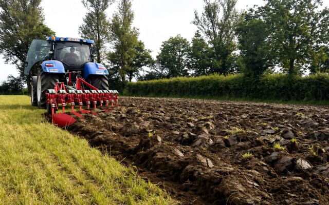 Sekla aršana 8-20 cm dziļumā nodrošina optimālu lielu augu atlieku pārklājumu.