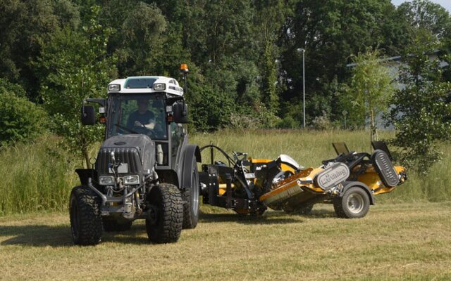 Le broyeur peut être fixé à l'avant ou à l'arrière d'un tracteur ou d'une autre machine.