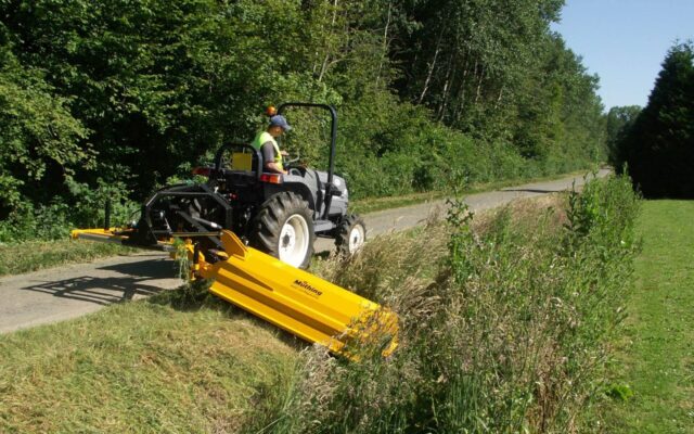 Der seitliche Parallelversatz von 50 cm ermöglicht ein sicheres Arbeiten in Gräben und Randstreifen.