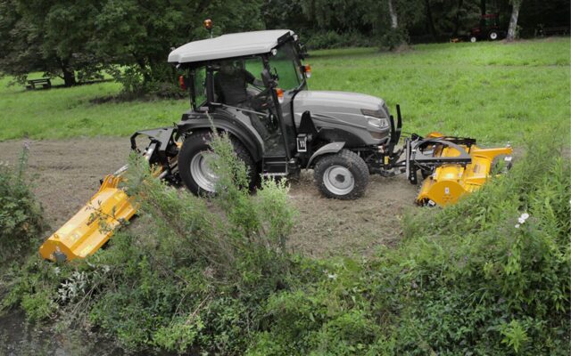 Le broyeur peut être fixé à l'avant ou à l'arrière d'un tracteur ou d'une autre machine.