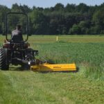 El amplio rango de ajuste de más de 1 metro le permite trabajar tanto detrás como al lado del tractor.