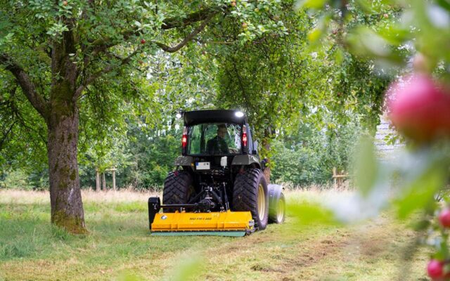 Mulčeris, tinkamas montuoti tiek priekyje, tiek gale – naudojimui su traktoriais ir kita technika.