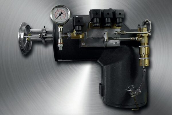 PLC valdiklis leidžia degikliams visiškai automatiškai dirbti nuo minimalios iki maksimalios galios – iki visiško išsijungimo ir, jei reikia, pakartotinio automatinio įsijungimo.