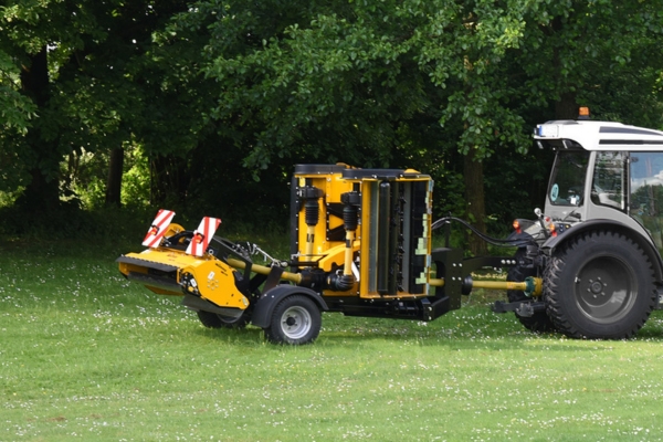 Mulchgeräte für Parks und Landschaftsbau sind angebracht