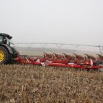 En tierra Los arados arrastrados son versátiles: el tractor puede salirse de la vía