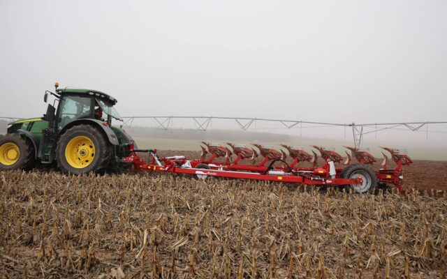 En tierra Los arados arrastrados son versátiles: el tractor puede salirse de la vía