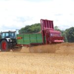 Die Streubreite beträgt je nach gewählter Streuausrüstung bis zu 21 m.