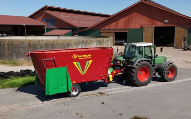 Ypač manevringas įrenginys, puikiai tinkantis darbui siauruose kiemuose ir tvartuose.