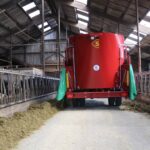 Ypač manevringas įrenginys, puikiai tinkantis darbui siauruose kiemuose ir tvartuose.