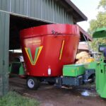 100 % elektrinis pašarų maišytuvas-dalytuvas su vienu vertikaliu IMS maišymo sraigtu