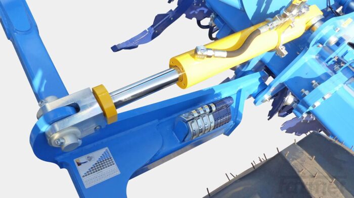 Hydraulic tine working depth adjustment when working without rear rollers