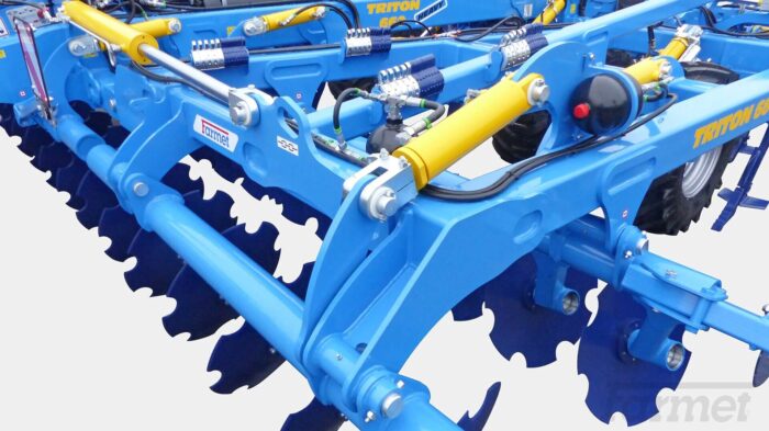 Hydraulic adjustment of the working depth of the disc section