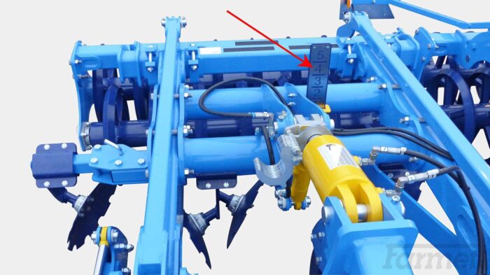 Hydraulic adjustment of levelling discs