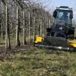 Die kompakte Bauweise und der niedrige Schwerpunkt sorgen für sicheres Arbeiten am Hang.